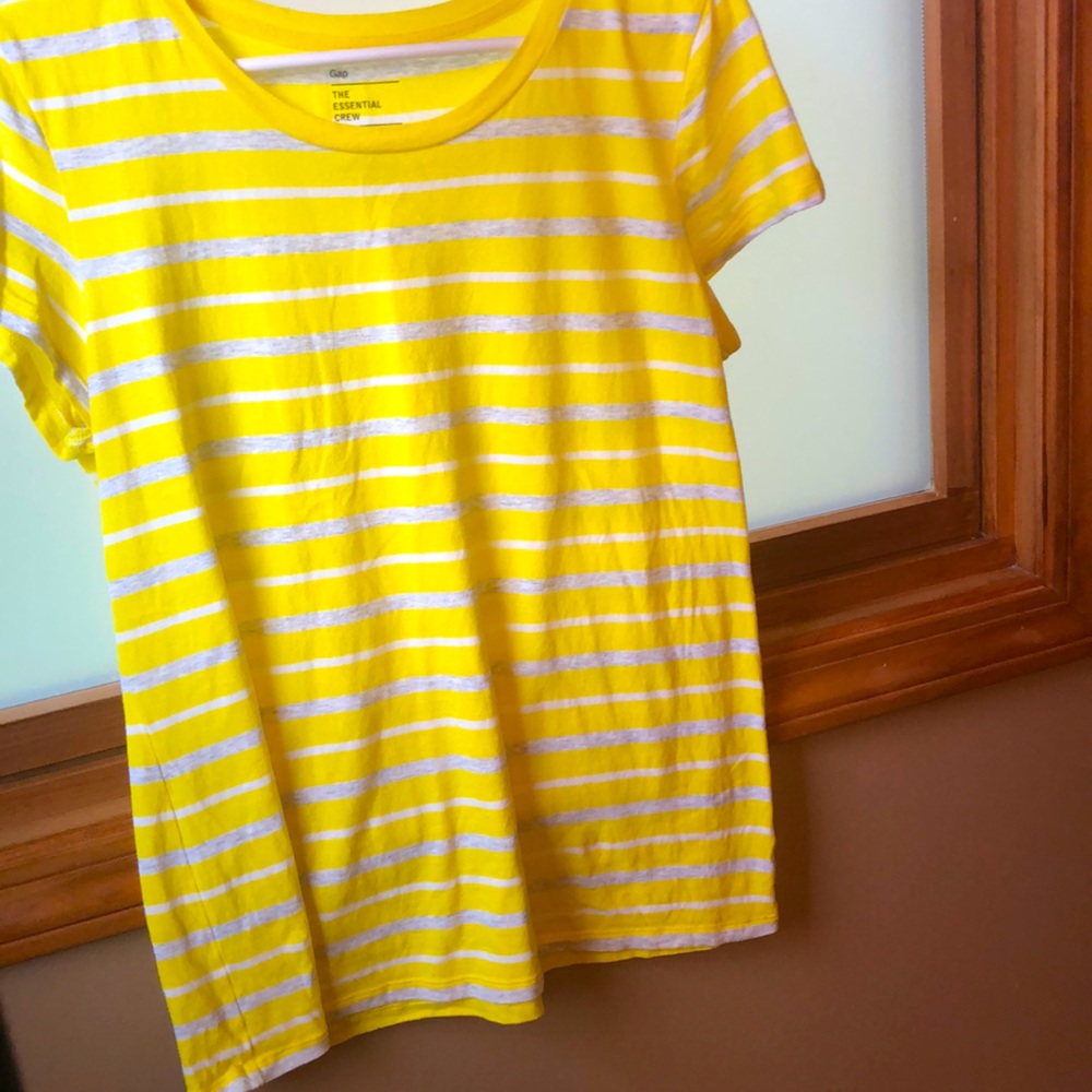 Gap “essential crew” tee size M